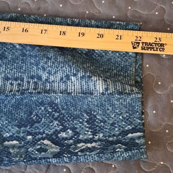 Larry Levine blue snake print capri pants size 10 - Picture 6 of 6